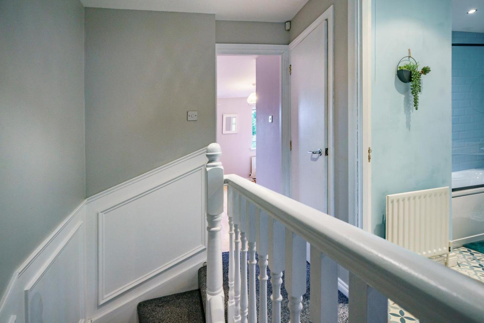 Close To City Centre Stylish 3 Bedroom House Hébergement de vacances *